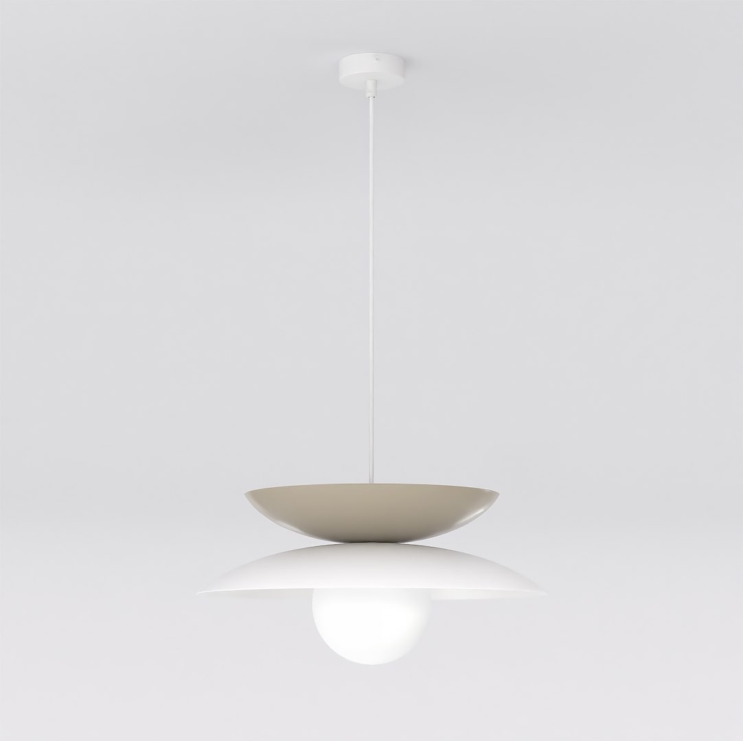 Lampa wisząca Nagoya z białym kloszem i mokka podstawą, o zaokrąglonym kształcie, zawieszona na cienkim białym przewodzie. Klosz w kształcie misy u góry, a poniżej okrągła żarówka G9, na jednolitym jasnym tle.