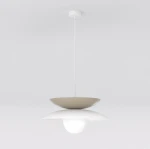 Lampa wisząca Nagoya z białym kloszem i mokka podstawą, o zaokrąglonym kształcie, zawieszona na cienkim białym przewodzie. Klosz w kształcie misy u góry, a poniżej okrągła żarówka G9, na jednolitym jasnym tle.