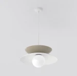 Lampa wisząca Nagoya w kolorze białym i mokka, z okrągłym kloszem i centralną żarówką G9. Ujęcie frontalne, zawieszona na cienkim przewodzie. Proste tło podkreśla minimalistyczny design lampy.