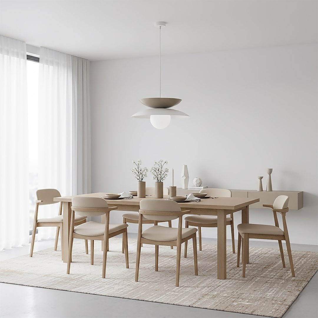 Lampa wisząca Nagoya 1xG9 w białym i mokka kolorze, z okrągłym kloszem i płaskimi elementami, zawieszona nad drewnianym stołem w jasnym wnętrzu z naturalnymi akcentami. Tło neutralne z zasłonami i minimalistycznymi dekoracjami.