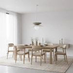 Lampa wisząca Nagoya 1xG9 w białym i mokka kolorze, z okrągłym kloszem i płaskimi elementami, zawieszona nad drewnianym stołem w jasnym wnętrzu z naturalnymi akcentami. Tło neutralne z zasłonami i minimalistycznymi dekoracjami.