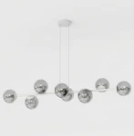 Lampa wisząca Magnus z 8 miejscami na żarówki E14 w kolorze szarym i grafitowym. Zawieszona na dwóch cienkich linkach, z ośmioma metalicznymi kulami, które odbijają światło, umieszczona na prostym stelażu. Tło białe.
