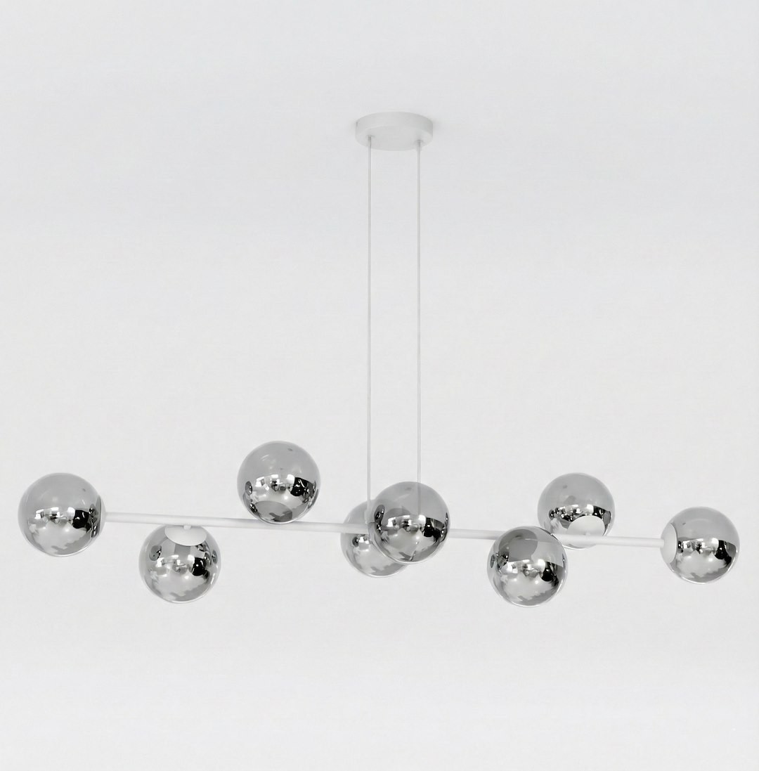 Lampa wisząca Magnus w kolorze szarym i grafitowym z ośmioma kulistymi kloszami. Produkt zawieszony na dwóch cienkich przewodach, z minimalistycznym, okrągłym mocowaniem sufitowym. Klosze metaliczne, błyszczące, w różnym układzie.