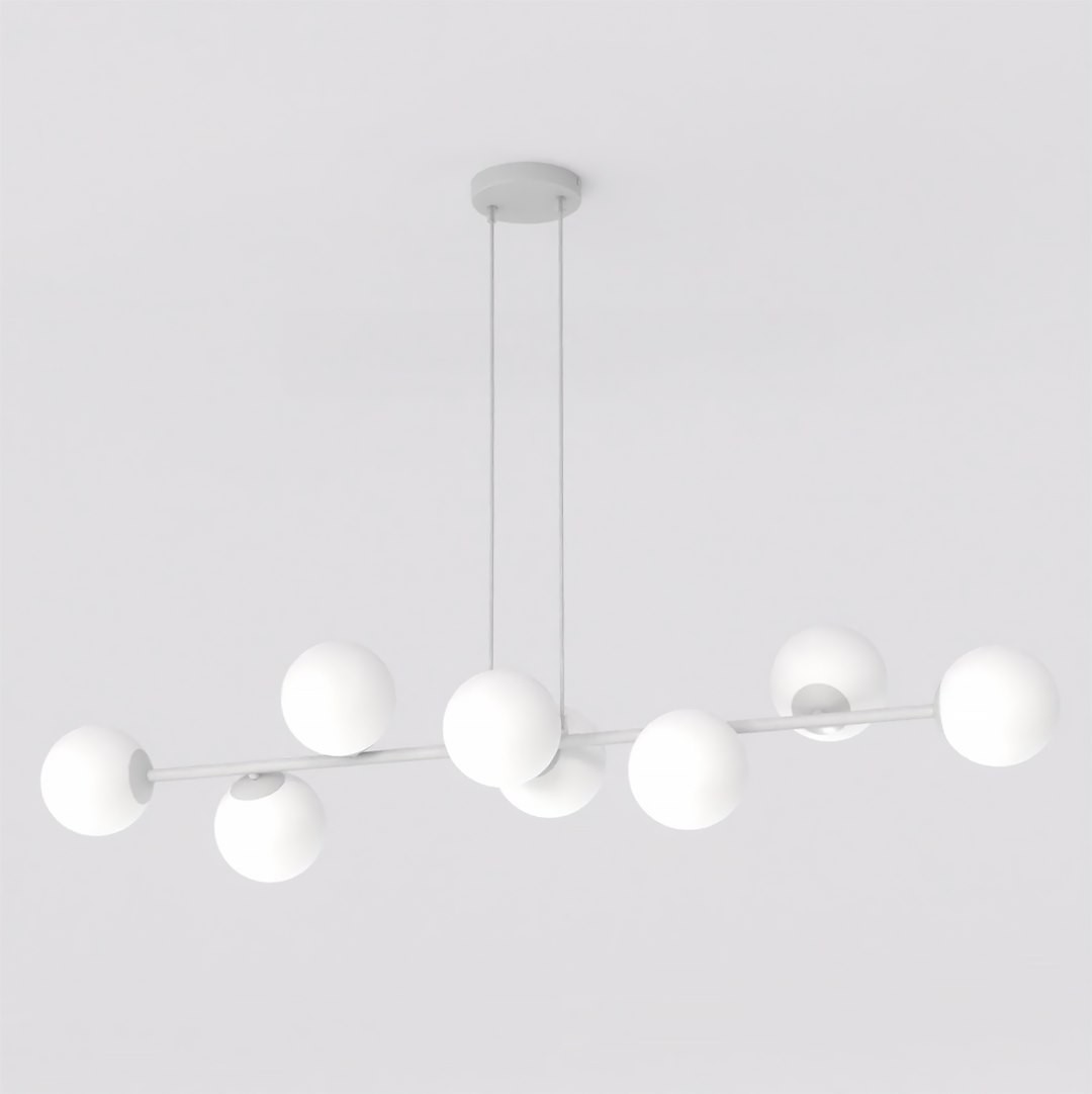 Lampa wisząca Magnus z 8 oprawami E14, w kolorze szarym i białym. Posiada minimalistyczny design z białymi kulami zawieszonymi na cienkich, szarych linkach. Ujęcie frontalne, wisząca, na jasnym tle.