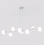 Lampa wisząca Magnus z 8 oprawami E14, w kolorze szarym i białym. Posiada minimalistyczny design z białymi kulami zawieszonymi na cienkich, szarych linkach. Ujęcie frontalne, wisząca, na jasnym tle.