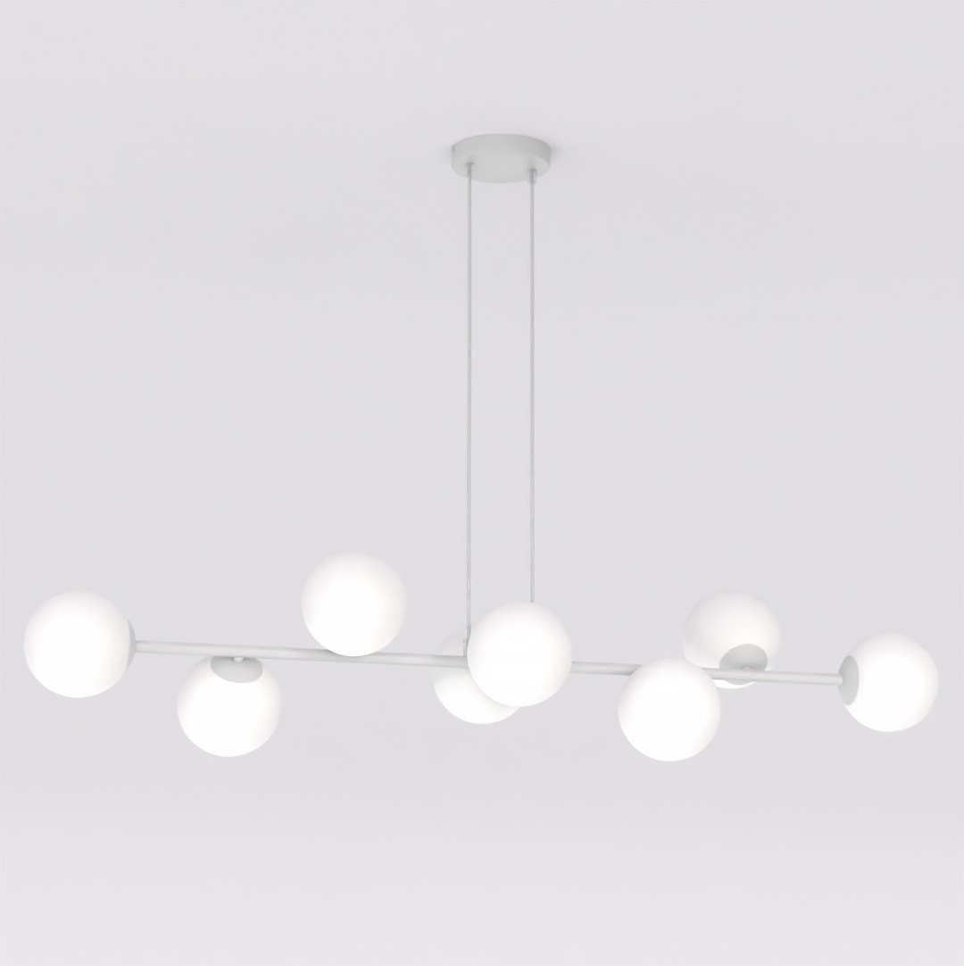 Lampa wisząca Magnus z 8 kloszami E14 w kształcie kul, w kolorze szarym i białym. Ułożona poziomo, zawieszona na dwóch cienkich linkach. Klosze z matowego szkła, równomiernie rozłożone na metalowej konstrukcji. Tło jasne, minimalistyczne.