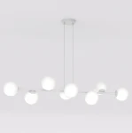 Lampa wisząca Magnus z 8 kloszami E14 w kształcie kul, w kolorze szarym i białym. Ułożona poziomo, zawieszona na dwóch cienkich linkach. Klosze z matowego szkła, równomiernie rozłożone na metalowej konstrukcji. Tło jasne, minimalistyczne.