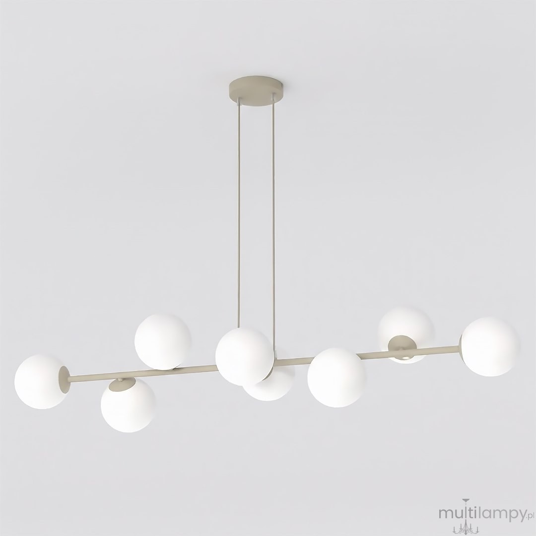 Lampa wisząca Magnus z osiemnastoma źródłami światła E14, w kolorze mokka i białym. Posiada prostą, poziomą konstrukcję z kulistymi kloszami, zawieszona na dwóch linkach. Tło jest jasne, co podkreśla elegancki design lampy.