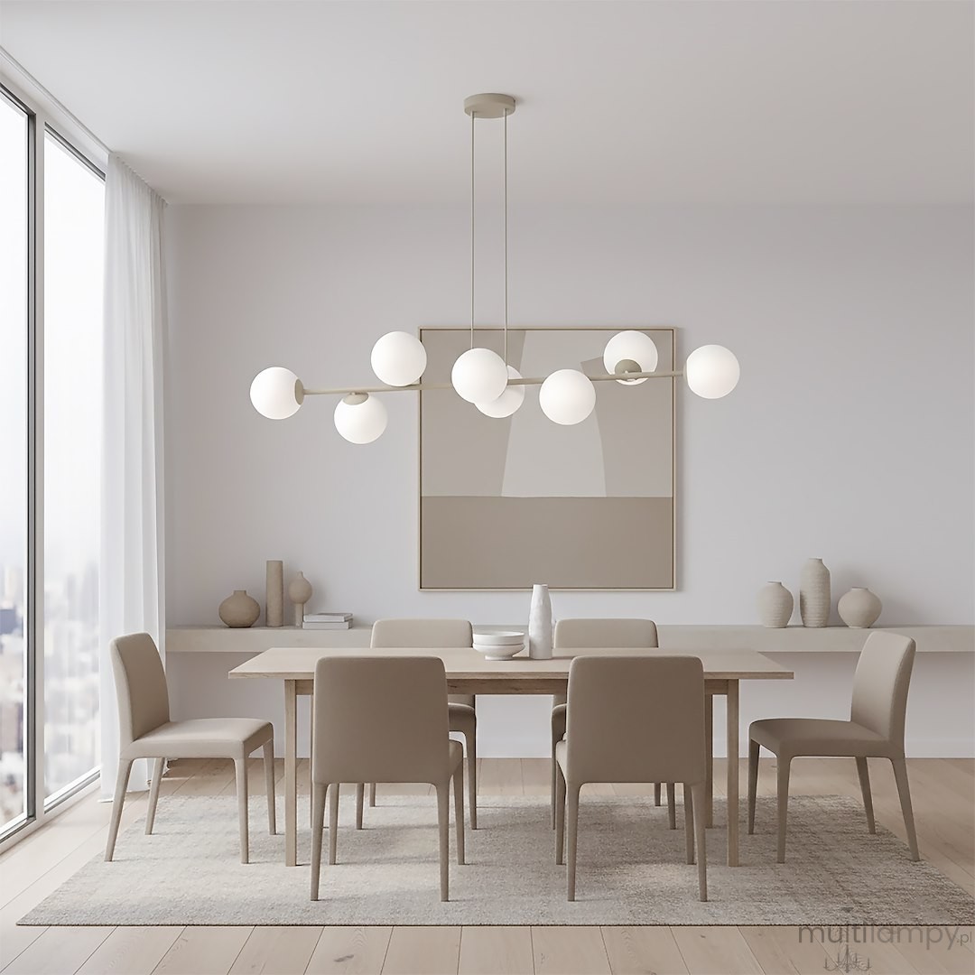 Lampa wisząca Magnus 8xE14 w kolorze mokka i białym, z okrągłymi kloszami, zawieszona na cienkich linkach. Umieszczona nad drewnianym stołem w jasnym wnętrzu, z sześcioma beżowymi krzesłami, na tle dużego okna i minimalistycznych dekoracji.