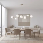 Lampa wisząca Magnus 8xE14 w kolorze mokka i białym, z okrągłymi kloszami, zawieszona na cienkich linkach. Umieszczona nad drewnianym stołem w jasnym wnętrzu, z sześcioma beżowymi krzesłami, na tle dużego okna i minimalistycznych dekoracji.