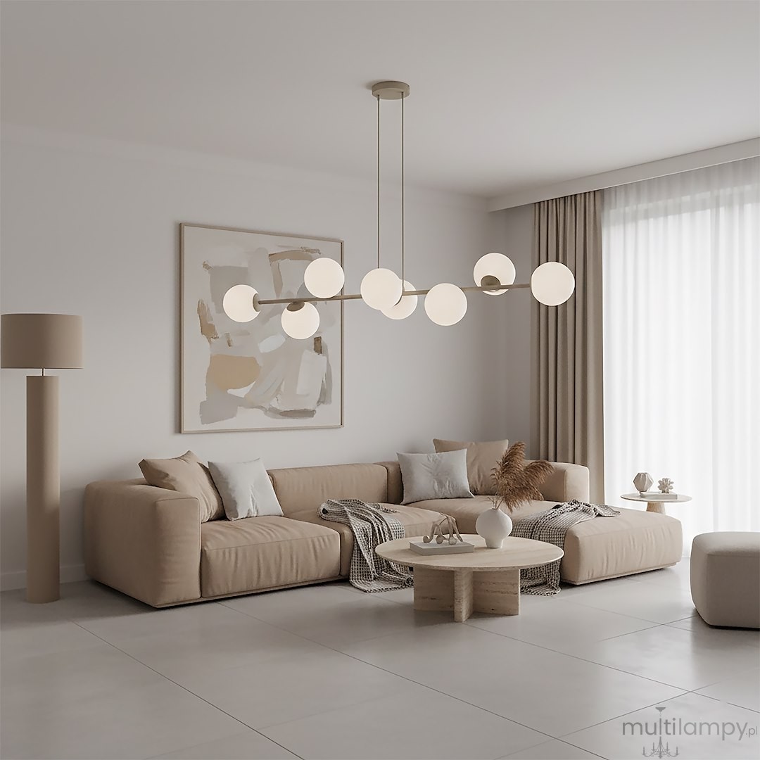 Lampa wisząca Magnus 8xE14 w kolorze mokka i białym, z okrągłymi kloszami, zawieszona nad jasnym, minimalistycznym salonem z beżową sofą i drewnianym stolikiem. W tle widoczne zasłony i obraz na ścianie.