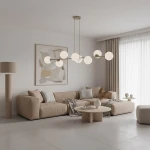 Lampa wisząca Magnus 8xE14 w kolorze mokka i białym, z okrągłymi kloszami, zawieszona nad jasnym, minimalistycznym salonem z beżową sofą i drewnianym stolikiem. W tle widoczne zasłony i obraz na ścianie.