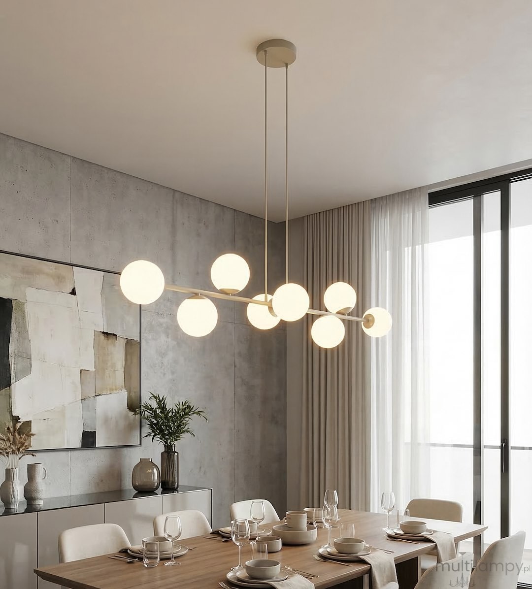 Lampa wisząca Magnus 8xE14 w kolorze mokka i białym, z okrągłymi kloszami zawieszonymi na cienkich linkach. Ujęcie z dołu, w nowoczesnym wnętrzu jadalni z drewnianym stołem i dekoracjami. Tło jasne, z elementami tekstylnymi i sztuką na ścianie.