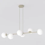 Lampa wisząca Magnus 6xE14 w kolorze mokka i białym, z sześcioma okrągłymi kloszami z matowego szkła, zawieszona na cienkich linkach. Prosta konstrukcja w nowoczesnym stylu, montowana sufitowo, na jednolitym, jasnym tle.