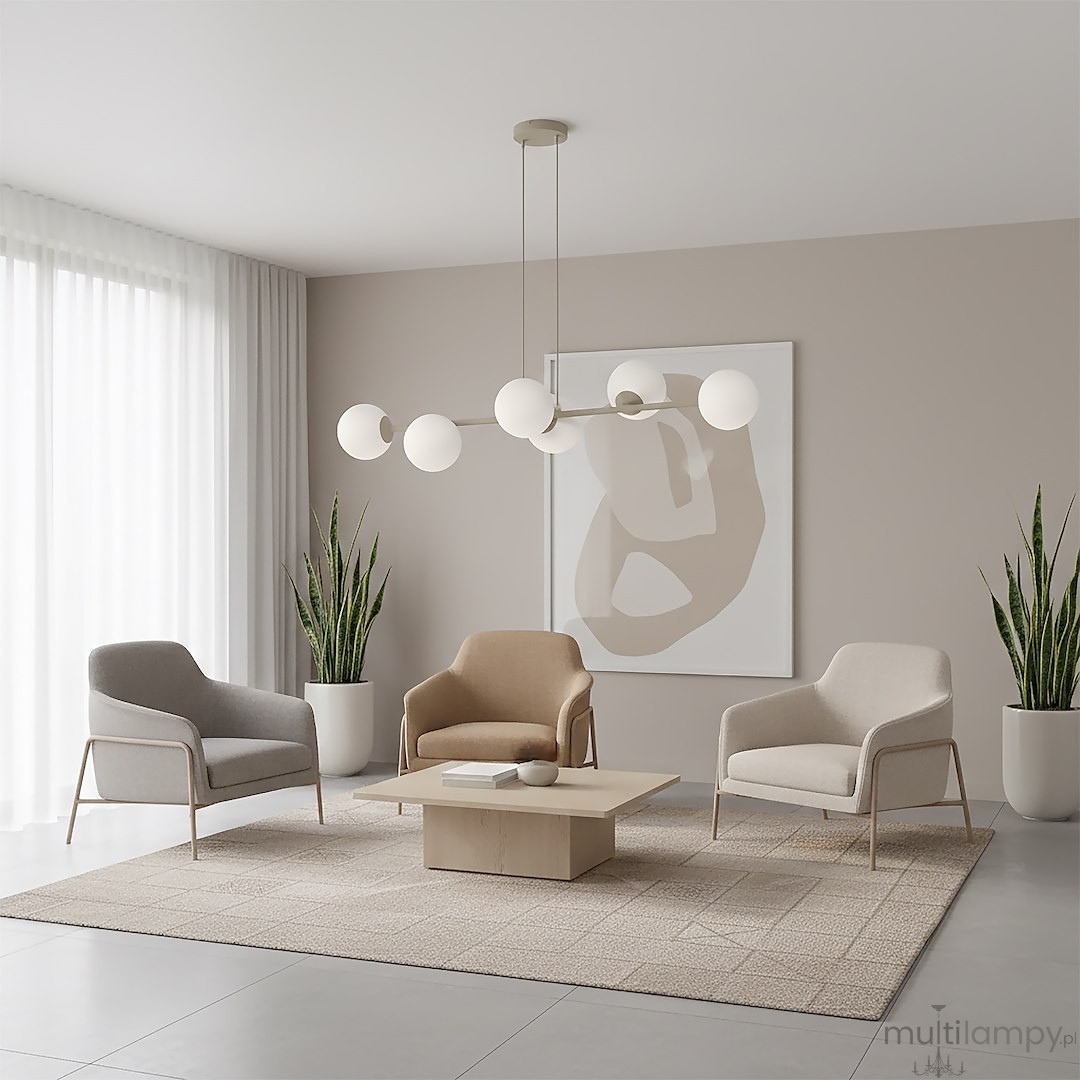 Lampa wisząca Magnus z sześcioma oprawami E14 w kolorze mokka i białym, zawieszona na cienkich linkach w nowoczesnym wnętrzu. Otoczenie to jasne fotele oraz stół na dywanie, z roślinami w tle.