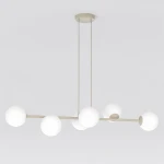 Lampa wisząca Magnus z sześcioma oprawami E14, w kolorze mokka i białym. Posiada prostą, nowoczesną konstrukcję z białymi kulami na metalowej ramie. Zawieszona na dwóch linkach, idealna do wnętrz minimalistycznych.
