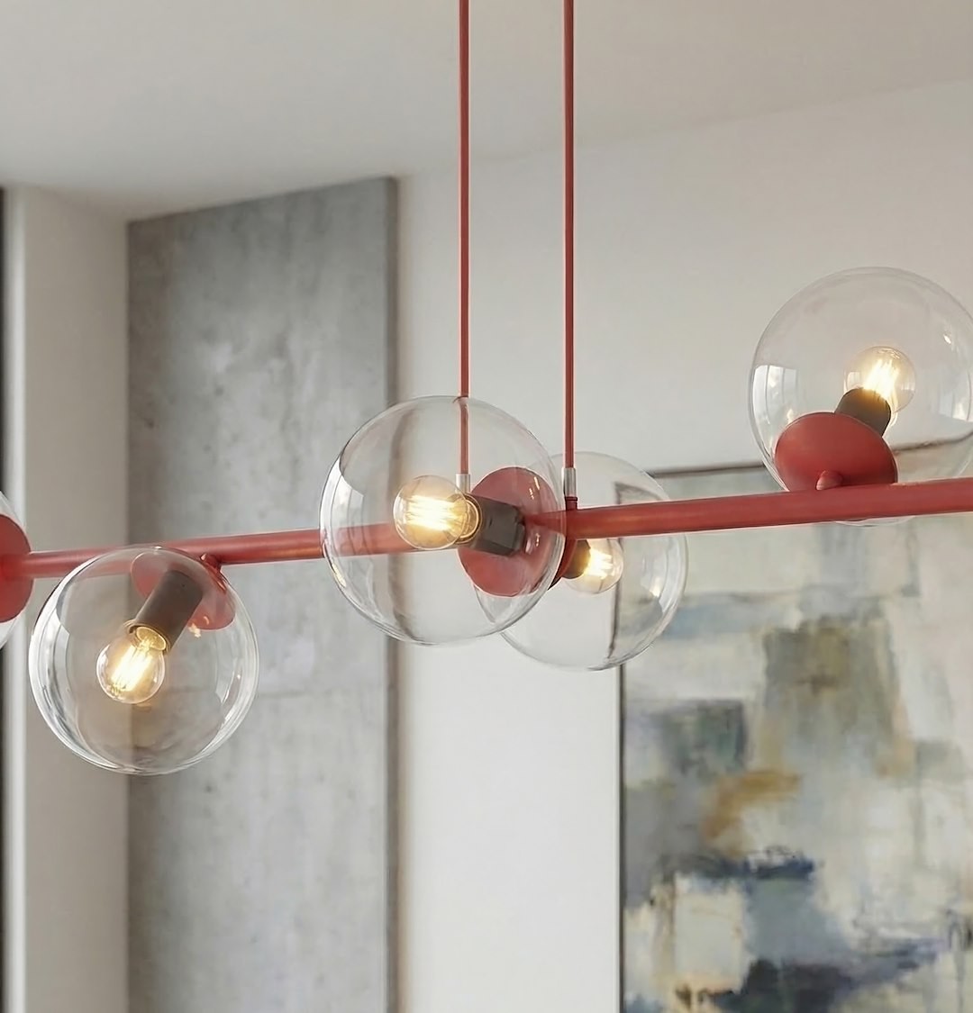 Lampa wisząca Magnus 8xE14 w kolorze burgundowym z przezroczystymi kloszami. Ułożona na prostym, poziomym stelażu, z widocznymi żarówkami. Tło w jasnych odcieniach, z nieostrym obrazem w stylu nowoczesnym.