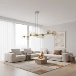 Lampa wisząca Magnus 8xE14 w kolorze mokka z bursztynowymi kloszami, zawieszona na cienkich linkach. Stoi w nowoczesnym wnętrzu z jasnymi zasłonami, nad białą sofą i drewnianym stolikiem.