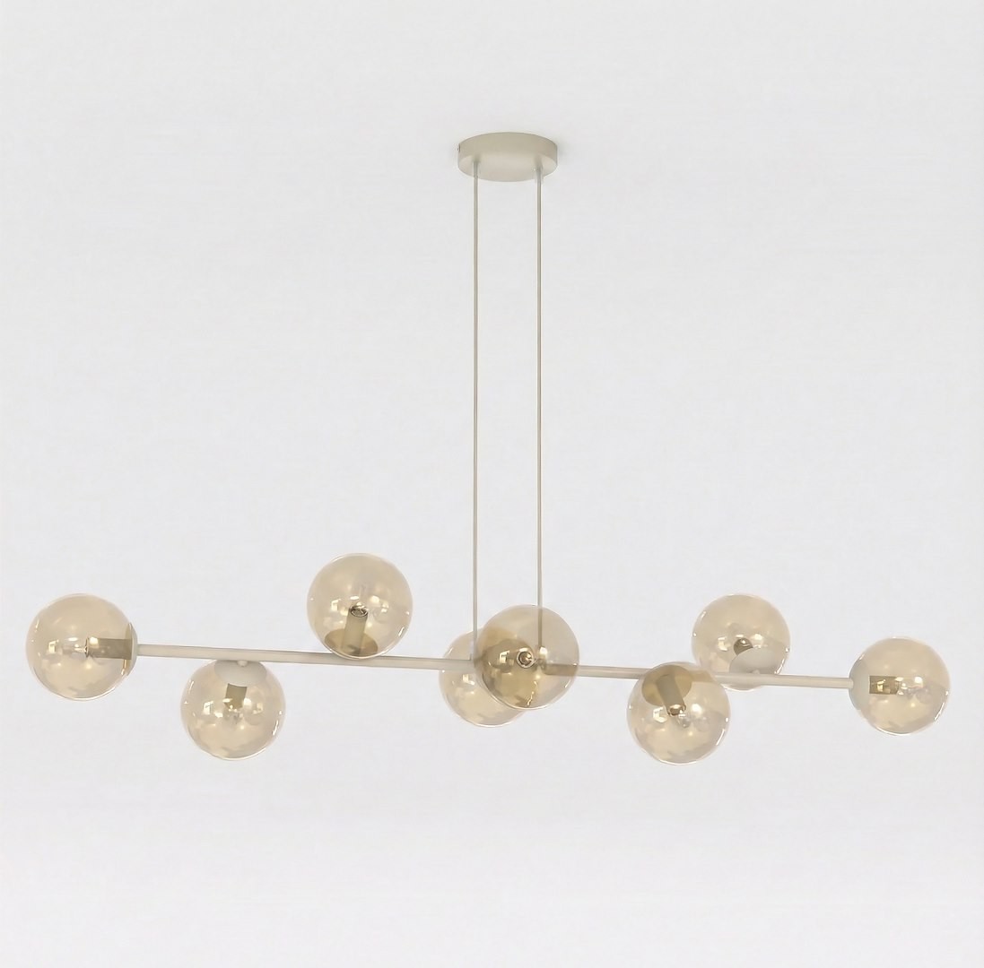 Lampa wisząca Magnus z ośmioma kloszami E14 w kolorze mokka i bursztynowym, o nowoczesnym designie. Klosze w kształcie kul w równych odstępach na metalowej konstrukcji, zawieszone na długich linkach. Proste tło.