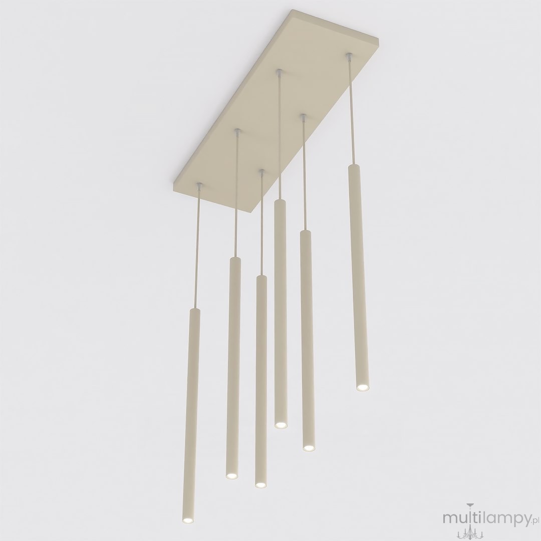 Lampa wisząca Selter w kolorze mokka, z sześcioma cylindrycznymi źródłami światła G9, zawieszona na prostokątnej podstawie. Elementy w różnych długościach, zawieszone na cienkich linkach. Tło białe.