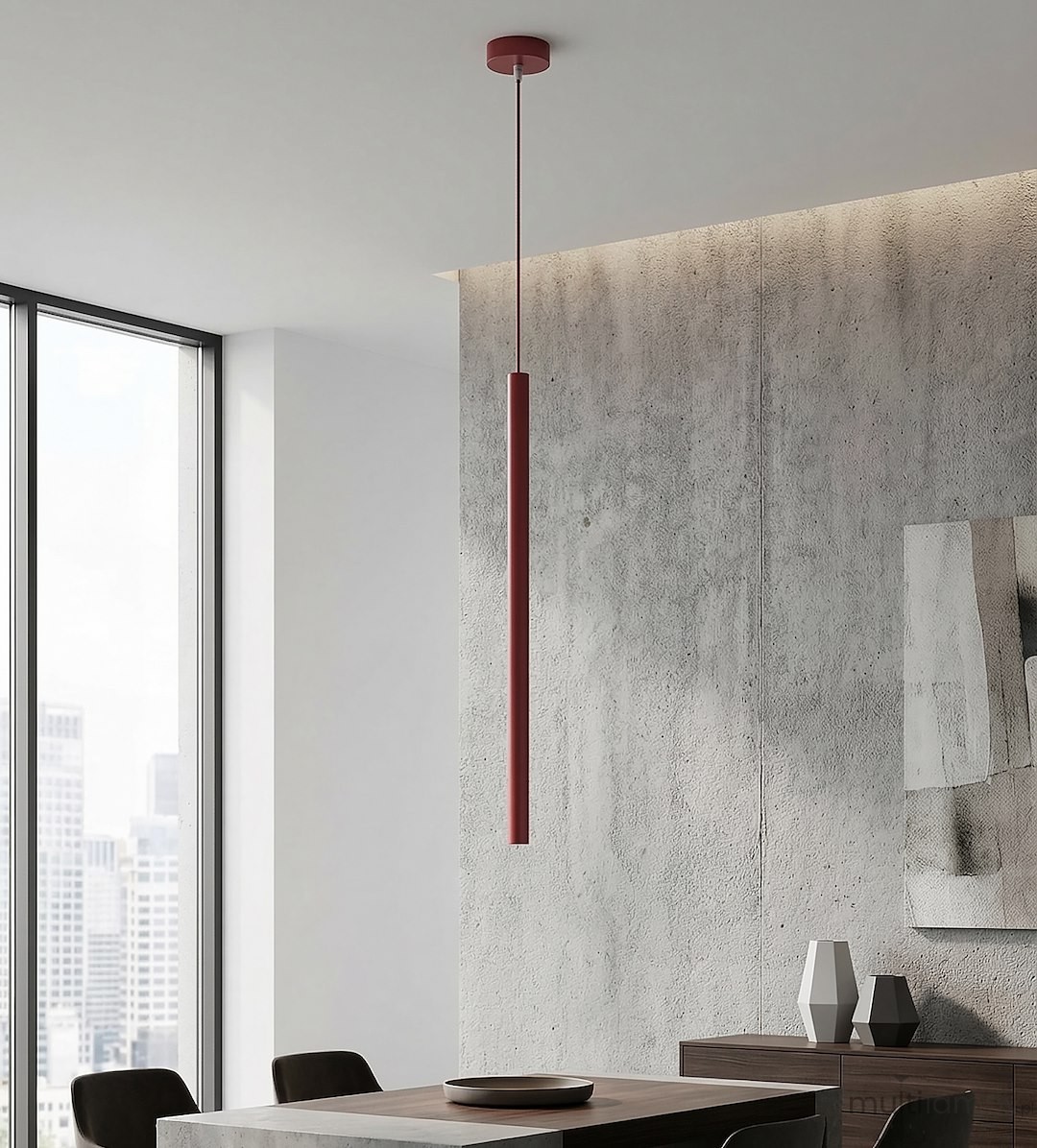 Lampa wisząca Selter 1xG9 w kolorze burgundowym, w formie cienkiego słupa, zawieszona na cienkim kabelku, montowana do sufitu. Tło z betonu i okna, w aranżacji nowoczesnej przestrzeni mieszkalnej.