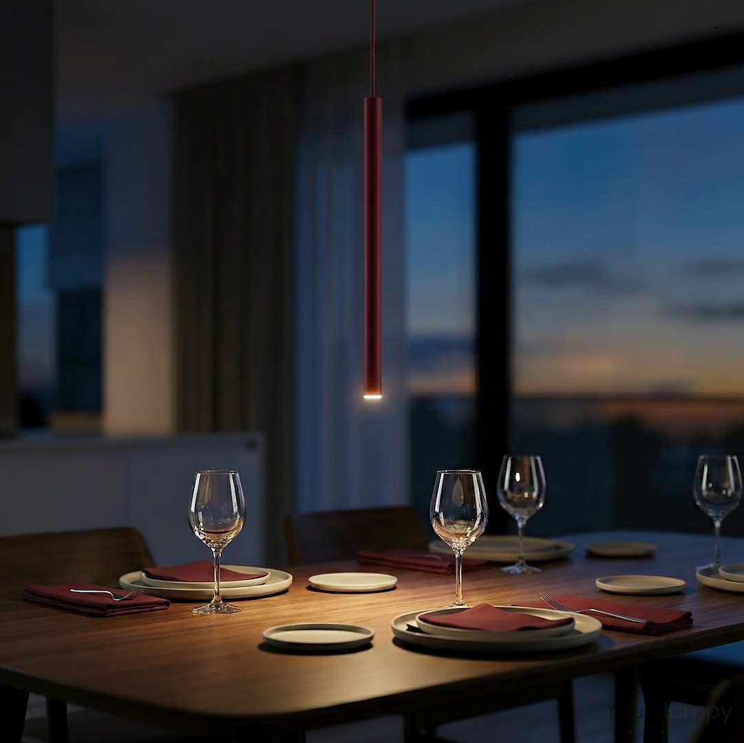 Lampa wisząca Selter 1xG9 w kolorze burgundowym, w formie smukłej tuby, zawieszona nad drewnianym stołem. W tle widoczne szklanki i talerze, subtelne oświetlenie tworzy atmosferę wieczoru.