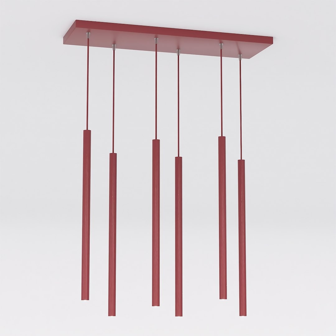 Lampa wisząca Selter w kolorze burgundowym, składająca się z sześciu podłużnych, pionowych źródeł światła G9, zawieszonych na cienkich linkach. U góry umieszczona prostokątna podsufitka w tym samym kolorze. Tło białe.