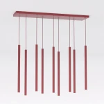 Lampa wisząca Selter 9xG9 w kolorze burgundowym. Posiada dziewięć długich, cylindrycznych kloszy zawieszonych na cienkich linkach, montowanych do czerwonej podstawy. Ujęcie z dołu, na jednolitym tle.