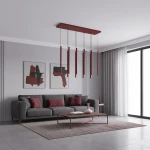 Lampa wisząca Selter 9xG9 w kolorze burgundowym, składająca się z długich, cienkich słupków zawieszonych na prostokątnej podstawie. Umieszczona w nowoczesnym wnętrzu z szarym sofą, stolikiem kawowym i dekoracjami.