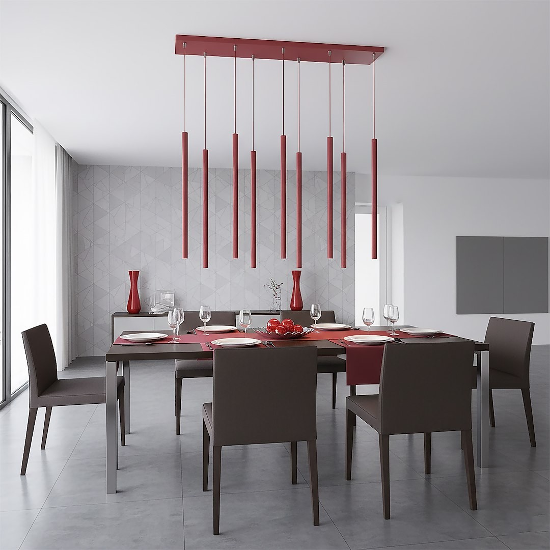 Lampa wisząca Selter 9xG9 w kolorze burgundowym, z długimi cylindrycznymi kloszami zawieszonymi na cienkich linkach. Zainstalowana nad prostokątnym stołem w nowoczesnej jadalni, otoczona ciemnymi krzesłami i dekoracjami w odcieniach czerwieni.