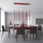 Lampa wisząca Selter 9xG9 w kolorze burgundowym, z długimi cylindrycznymi kloszami zawieszonymi na cienkich linkach. Zainstalowana nad prostokątnym stołem w nowoczesnej jadalni, otoczona ciemnymi krzesłami i dekoracjami w odcieniach czerwieni.