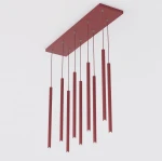 Lampa wisząca Selter w kolorze burgundowym, z ośmioma długimi, cylindrycznymi kloszami zawieszonymi na cienkich linkach. Montaż sufitowy, minimalistyczny design, idealna do nowoczesnych wnętrz.