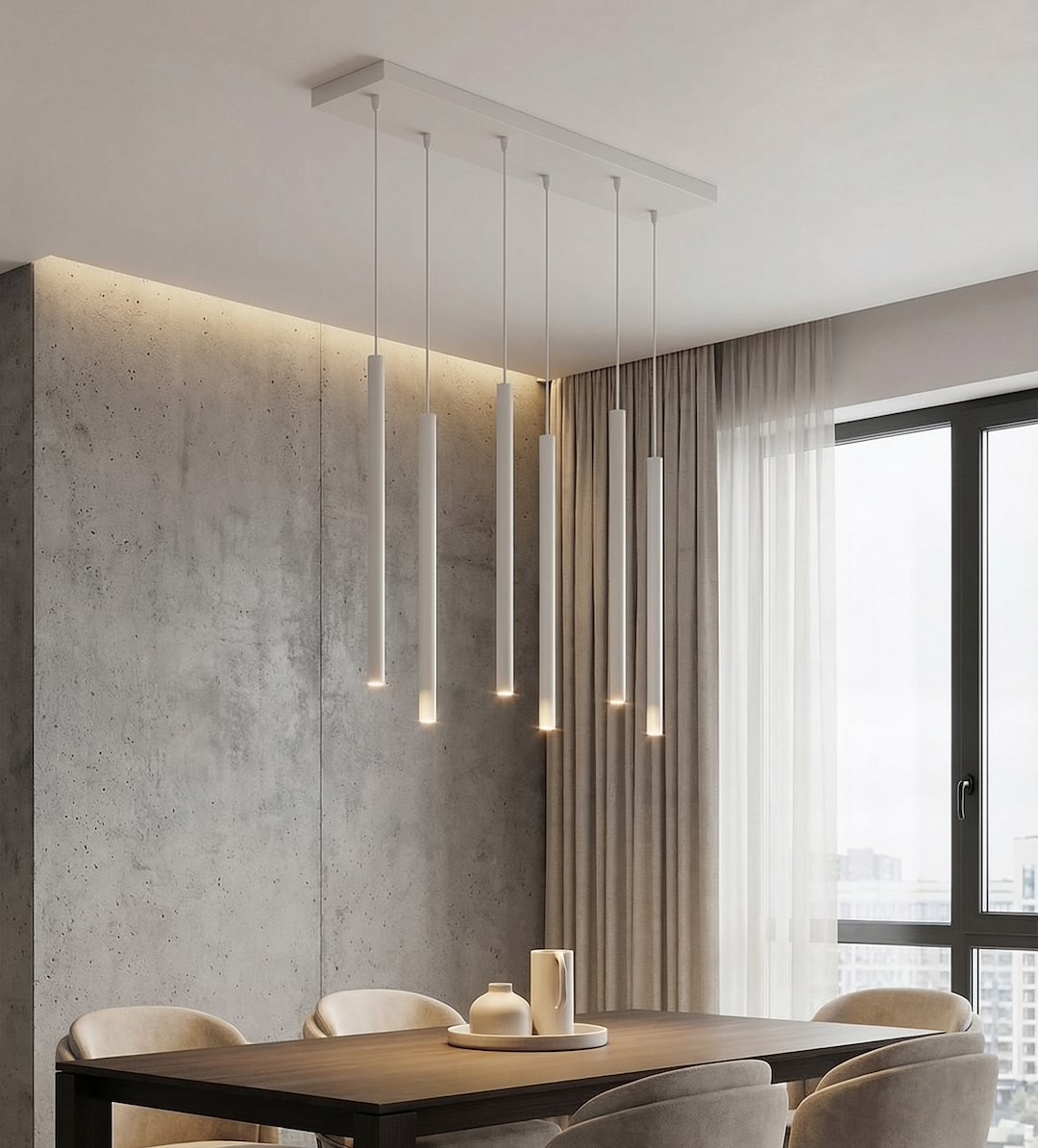 Lampa wisząca Selter 6xG9 w szarym kolorze, z sześcioma prostokątnymi, cienkimi lampkami zwisającymi z podłużnej podstawy. Produkt zawieszony nad drewnianym stołem w nowoczesnym wnętrzu z betonową ścianą i zasłonami.