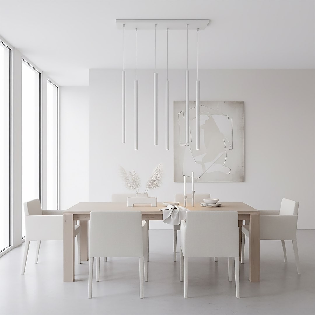 Lampa wisząca Selter 6xG9 w kolorze szarym, z sześcioma cylindrycznymi kloszami, zawieszona na prostokątnej podstawie. Lampa umieszczona nad stołem w nowoczesnej jadalni, z białymi krzesłami i minimalistycznym otoczeniem.