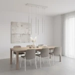 Lampa wisząca Selter 6xG9 w kolorze szarym, zawieszona na prostokątnej podstawie. Eleganckie, długie klosze w formie cylindrów zwisają na cienkich linkach. Produkt umieszczony nad drewnianym stołem w nowoczesnej jadalni z szarymi krzesłami.