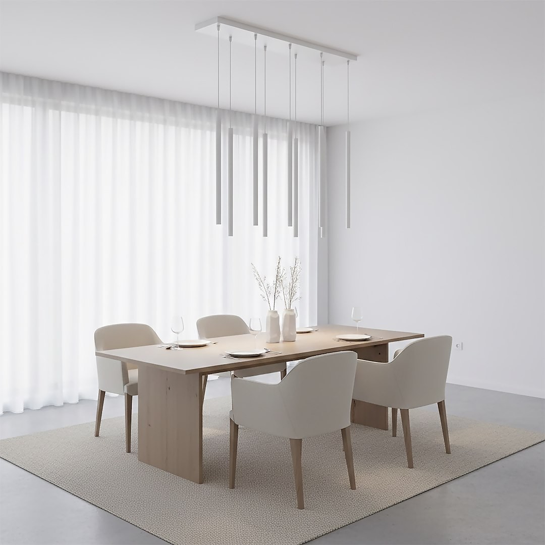 Lampa wisząca Selter 9xG9 w kolorze szarym, zawieszona na długich linkach, umieszczona nad drewnianym stołem w jadalni. W tle białe zasłony i nowoczesne krzesła w jasnym kolorze, całość w minimalistycznym wnętrzu.