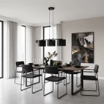 Lampa wisząca Lux 3xE27 w kolorze czarnym, z prostokątnym kloszem, zawieszona na cienkich linkach. Montowana nad drewnianym stołem w nowoczesnej jadalni, otoczona czarnymi krzesłami. Tło w jasnych odcieniach z dużymi oknami i dekoracyjnymi zasłonami.