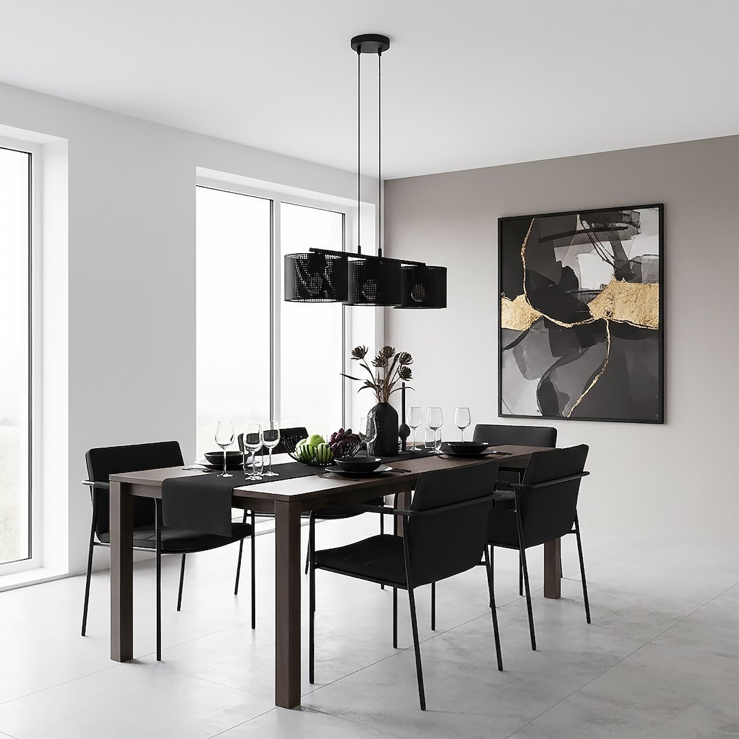 Lampa wisząca Lux 3xE27 w kolorze czarnym, z trzema okrągłymi kloszami, zawieszona nad drewnianym stołem w nowoczesnej jadalni. W tle widoczny obraz oraz eleganckie krzesła. Minimalistyczne wnętrze z dużymi oknami.