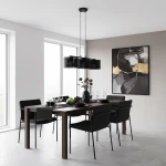 Lampa wisząca Lux 3xE27 w kolorze czarnym, z trzema okrągłymi kloszami, zawieszona nad drewnianym stołem w nowoczesnej jadalni. W tle widoczny obraz oraz eleganckie krzesła. Minimalistyczne wnętrze z dużymi oknami.