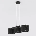 Lampa wisząca Lux w kolorze czarnym, z trzema kloszami w formie perforowanych cylindrów. Zawieszona na dwóch długich przewodach, mocowana do sufitu. Klosze mają widoczne źródła światła E27. Tło jednolite, co podkreśla design lampy.