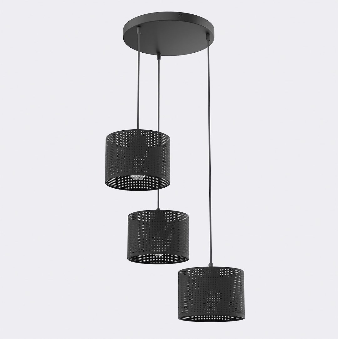 Lampa wisząca Lux 3xE27 w kolorze czarnym, składająca się z trzech okrągłych kloszy z perforowanego materiału. Ułożona pionowo, zawieszona na długich linkach z metalowym stelażem, idealna do nowoczesnych wnętrz.