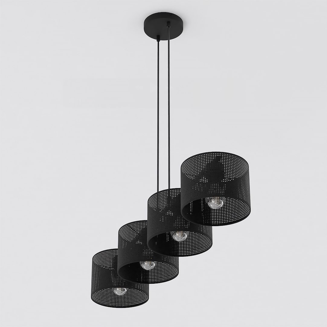 Lampa wisząca Lux 4xE27 w kolorze czarnym z czterema okrągłymi kloszami z perforowanego metalu. Ułożona w poziomie, zawieszona na dwóch linkach. Klosze odsłaniają żarówki E27, tworząc nowoczesny efekt świetlny. Tło białe.