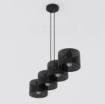 Lampa wisząca Lux 4xE27 w kolorze czarnym z czterema okrągłymi kloszami z perforowanego metalu. Ułożona w poziomie, zawieszona na dwóch linkach. Klosze odsłaniają żarówki E27, tworząc nowoczesny efekt świetlny. Tło białe.