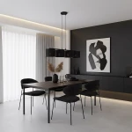 Lampa wisząca Lux 4xE27 w kolorze czarnym, zawieszona nad drewnianym stołem w eleganckiej jadalni. Posiada cztery cylindryczne klosze z dekoracyjnym wzorem. W tle widoczne minimalistyczne meble oraz abstrakcyjny obraz na ścianie.