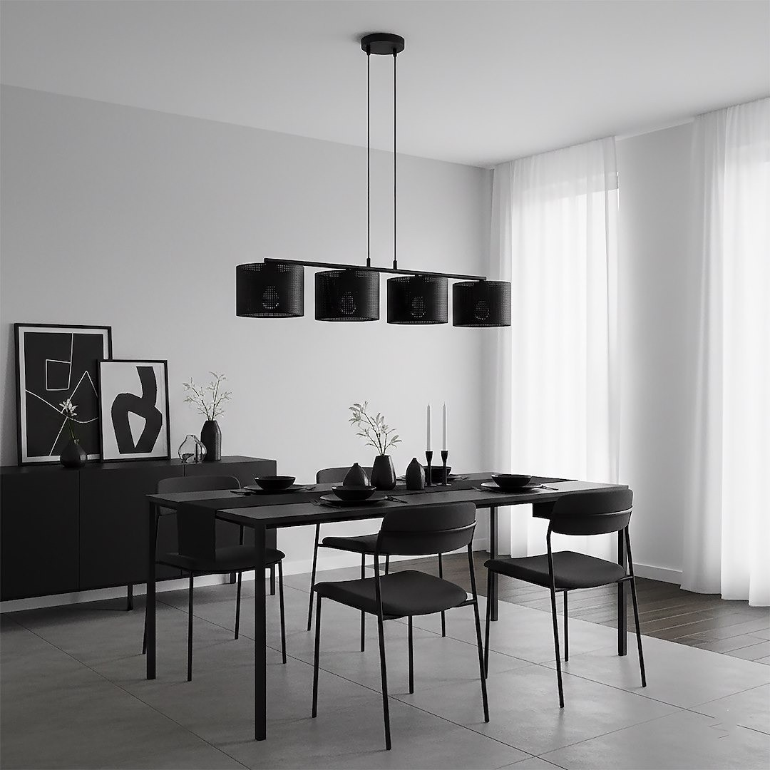 Lampa wisząca Lux z czterema kloszami E27, czarna, zawieszona na długim kablu. Produkt umieszczony nad prostokątnym stołem w minimalistycznej jadalni. W tle widoczne jasne firany oraz dekoracje w odcieniach czerni i bieli.