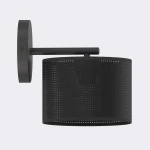 Kinkiet Lux E27 w kolorze czarnym, z okrągłym kloszem o perforowanej strukturze, montowany na ścianie. Produkt ma prosty, nowoczesny design z metalowym mocowaniem w minimalistycznym stylu.
