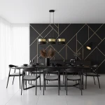Lampa wisząca Lux 3xE27 w kolorze czarnym z złotymi kloszami, zawieszona nad czarnym stołem w eleganckiej jadalni. W tle czarna ściana z geometrycznym wzorem oraz białe zasłony. Stół nakryty czarną zastawą.