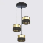Lampa wisząca Lux z trzema kloszami, czarna z złotymi detalami. Klosze o cylindrycznym kształcie z perforowaną fakturą. Zawieszona na czarnych linkach, z okrągłym, metalowym mocowaniem sufitowym. Idealna do nowoczesnych wnętrz.
