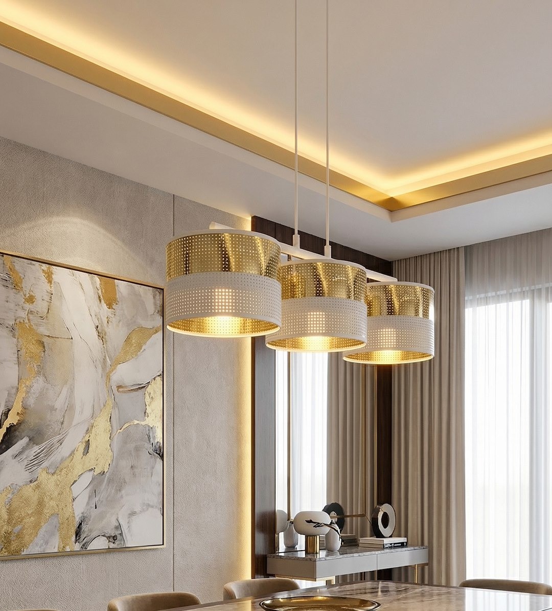 Lampa wisząca Lux 3xE27 w kolorze białym i złotym, z trzema cylindrycznymi kloszami. Klosze mają perforowaną strukturę, zawieszone na prostym stelażu. Widoczne tło z jasnymi zasłonami i dekoracyjnym obrazem.