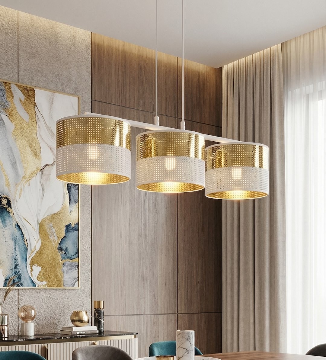 Lampa wisząca Lux 3xE27 w białym i złotym kolorze, z trzema okrągłymi kloszami z perforowanego materiału. Ujęcie z dołu, zawieszona na białym stelażu. W tle drewniana ściana i zasłony. Idealna do nowoczesnych wnętrz.